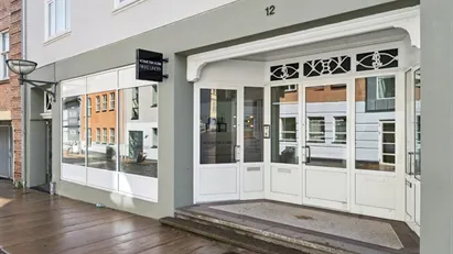 Butik/klinik/kontor med store facadevinduer